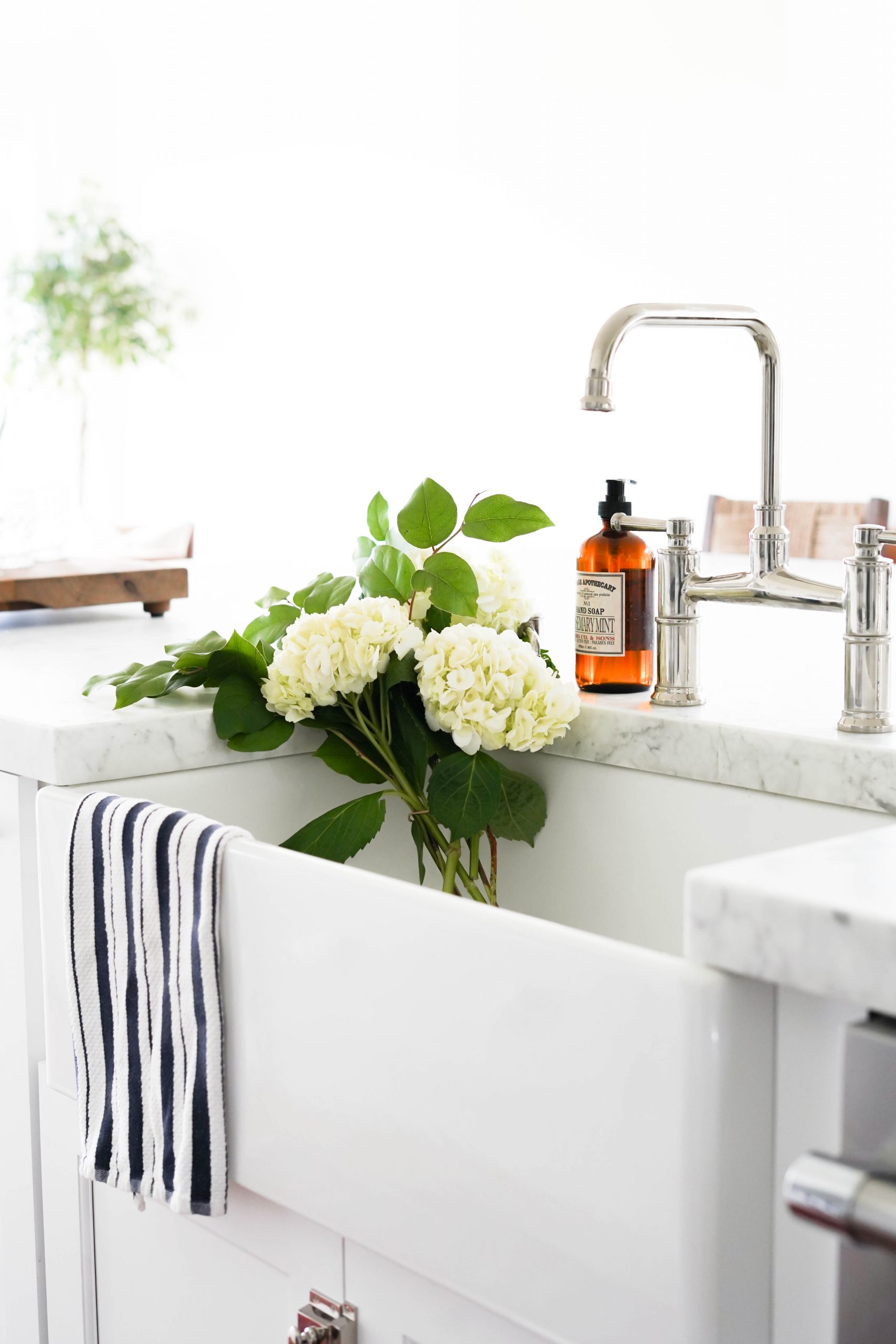 How to Style a Farmhouse Sink