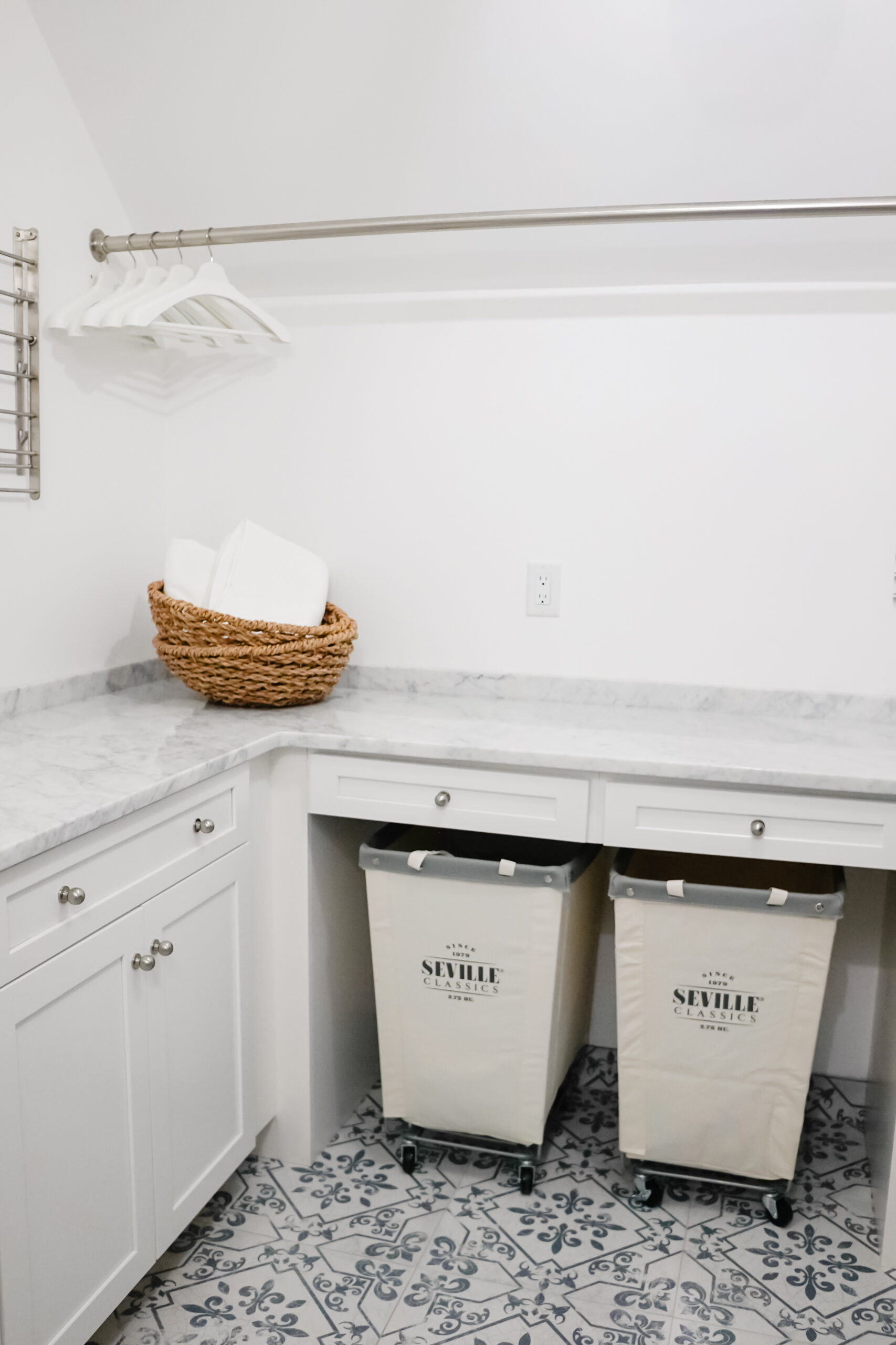 Laundry-Room-Design-Decor-5 - Red White & Denim